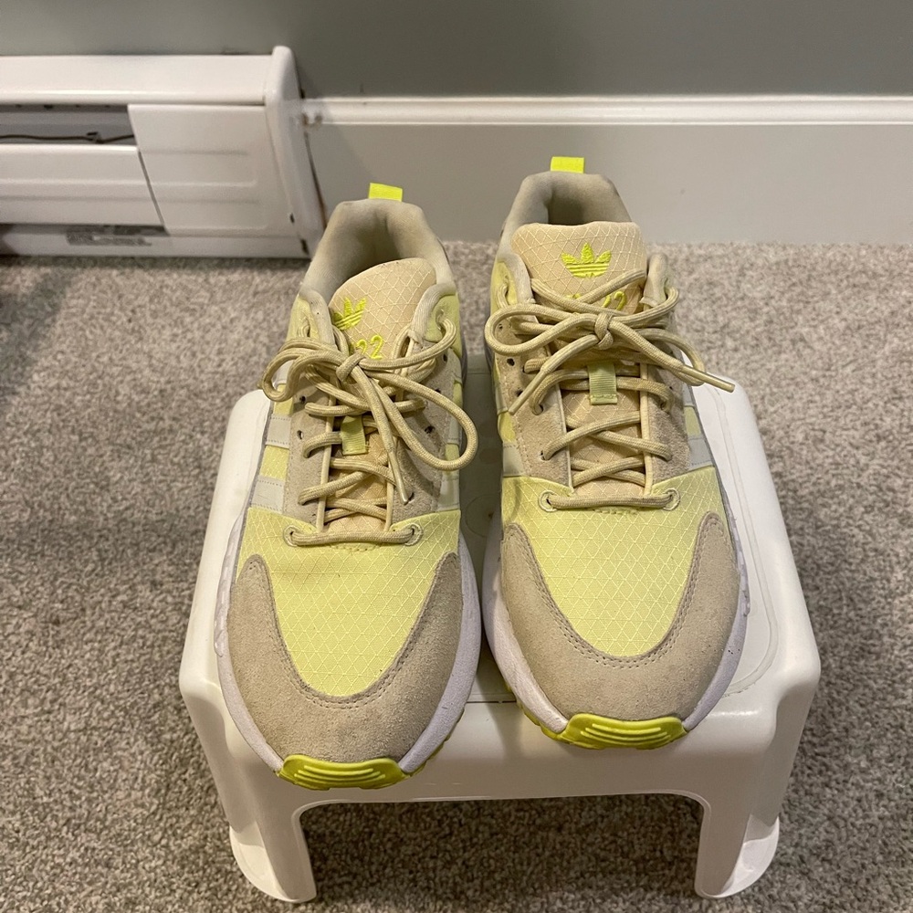 adidas Originals Women's ZX 22 boost sneakers
